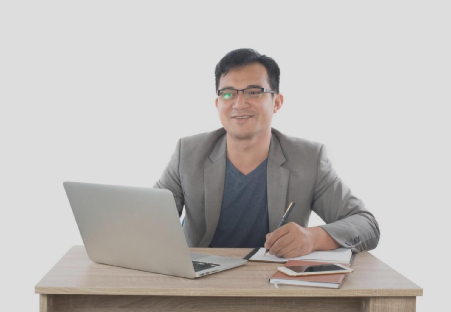 Estudiante revisando hojas de datos financieros